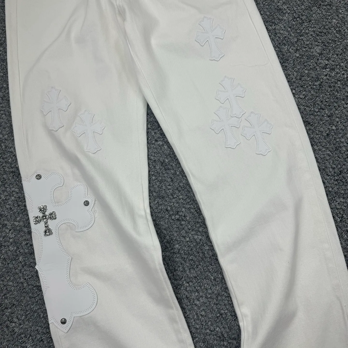 P280 Style No.: H821 Chrome Heart & Chrome Heart White Bull King Metal Cross Patch Leather Jeans ChromeHearts#Design Jeans Invincible Texture Ceiling-Level Jeans Hard to Find at the Counter‼ ️ Cross patchwork leather jeans, top-notch heavy-duty washing process, calfskin laser-cut cross, distressed silver hardware, straight-leg version slimming the upper body, that lesbian style Color: White Size: S M L XL